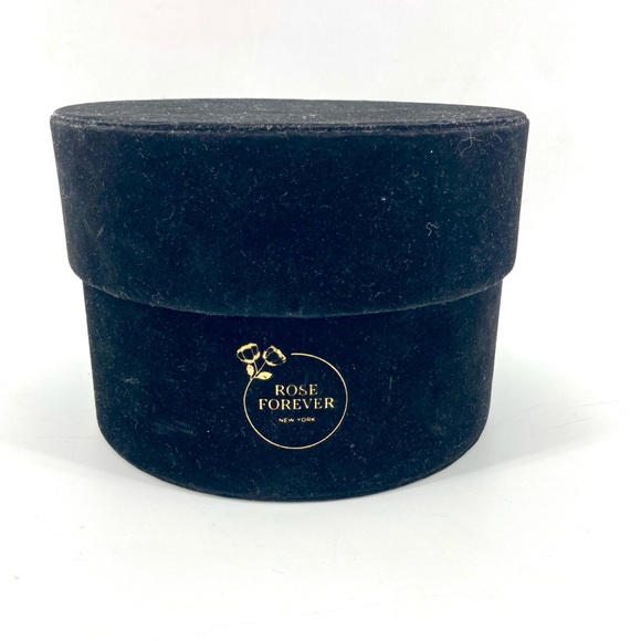 rose forever new york 9 Ecuador White roses in round velvet box - Picture 2 of 4